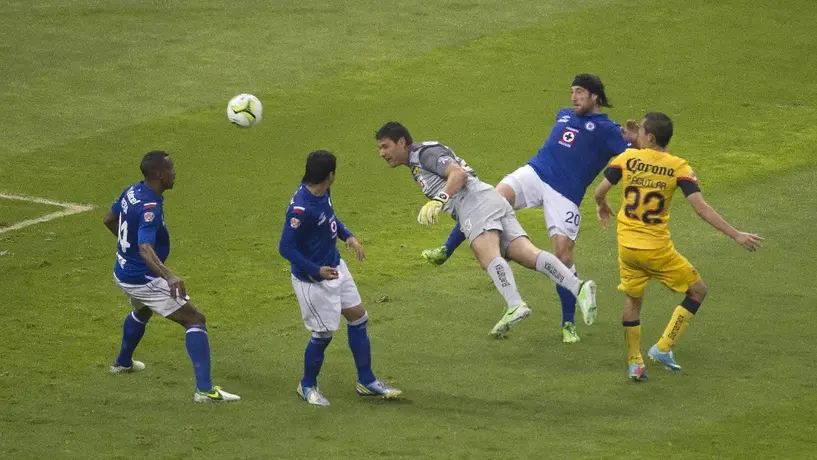 Moisés Muñoz vivió momentos de 'tensión' con jugadores de Cruz Azul después de la Final de 2013