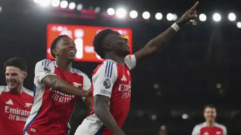 Fulham, con Raúl Jiménez como titular, cae de visita ante el Arsenal