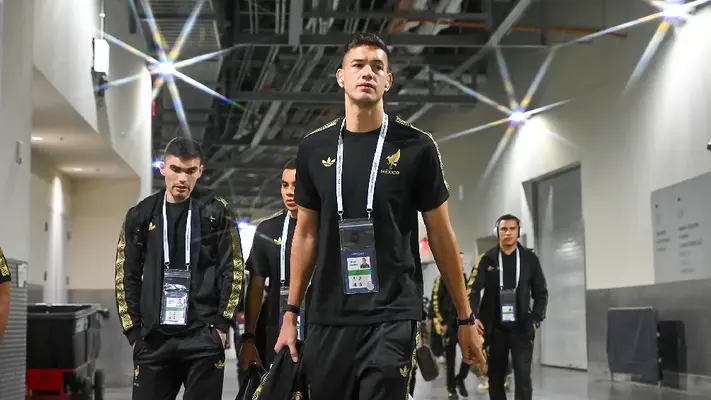 ¿Vuelve al futbol mexicano? César Montes despierta interés de Chivas de cara al Apertura 2025