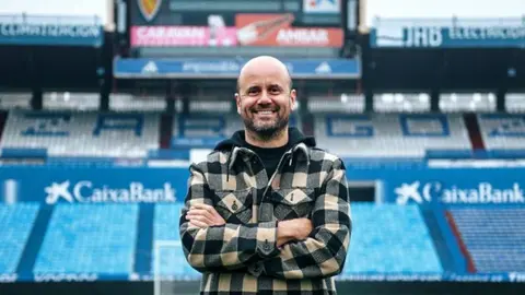 Real Zaragoza despide a entrenador y director deportivo tras fuertes protestas de aficionados