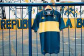 Genoa, donde milita el mexicano Johan Vásquez, realizó homenaje a Boca Juniors con un jersey especial