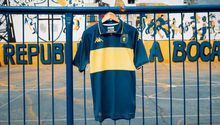 Genoa, donde milita el mexicano Johan Vásquez, realizó homenaje a Boca Juniors con un jersey especial