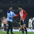 ¡No lo olvidan! Aficionado de Chivas le regala playera a Veljko Paunovič en España