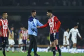 ¡No lo olvidan! Aficionado de Chivas le regala playera a Veljko Paunovič en España