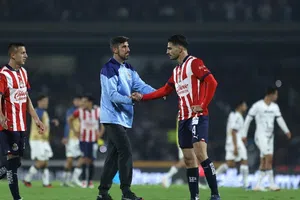 ¡No lo olvidan! Aficionado de Chivas le regala playera a Veljko Paunovič en España