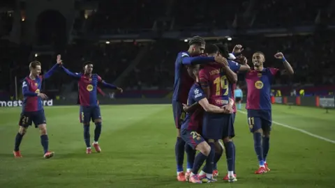 Barcelona con doblete de Raphinha golea al Benfica y avanza a Cuartos de Final