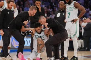 Jayson Tatum termina lesionado en juego 4 entre Celtics y Knicks