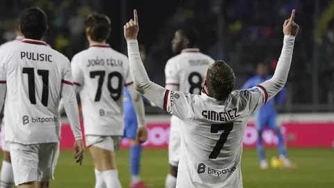 Prensa italiana elogia a Santiago Giménez tras primer gol con AC Milan