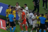¡Se armó la bronca! Jugadores de Barcelona y Universitario desatan pelea en Copa Libertadores