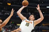 Pese a 61 puntos de Jokic, Wolves superan 140-139 a Nuggets en 2 prórrogas