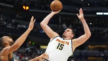 Pese a 61 puntos de Jokic, Wolves superan 140-139 a Nuggets en 2 prórrogas