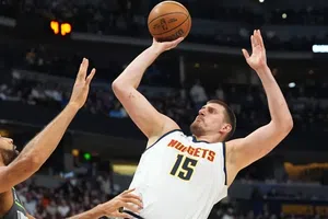 Pese a 61 puntos de Jokic, Wolves superan 140-139 a Nuggets en 2 prórrogas