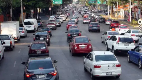 Esto pagarás de multa por tapar la placa de tu auto en CDMX