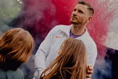 ¡Emotivo! Hija de Jan Vertonghen sujeta el tablero para despedida de su padre