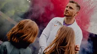 ¡Emotivo! Hija de Jan Vertonghen sujeta el tablero para despedida de su padre