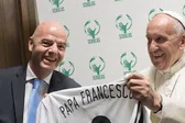 Gianni Infantino lanza mensaje tras la muerte del Papa Francisco: “El mundo del futbol reza por él”