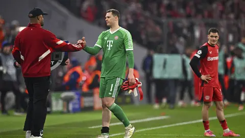 El arquero alemán, Manuel Neuer, intentó festejar con sus compañeros y terminó lesionado