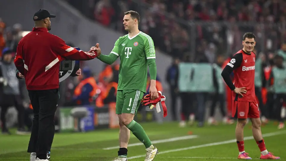 El arquero alemán, Manuel Neuer, intentó festejar con sus compañeros y terminó lesionado