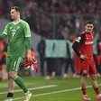 El arquero alemán, Manuel Neuer, intentó festejar con sus compañeros y terminó lesionado
