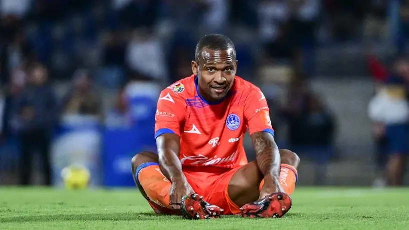Samir Caetano sale noqueado del Necaxa vs Mazatlán tras choque de cabezas