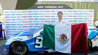 El piloto mexicano Daniel Suárez presenta su auto para el NASCAR Mexico City Weekend
