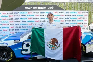 El piloto mexicano Daniel Suárez presenta su auto para el NASCAR Mexico City Weekend