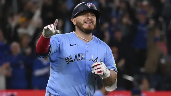 El mexicano Alejandro Kirk brilla y le da la victoria a los Blue Jays sobre Red Sox