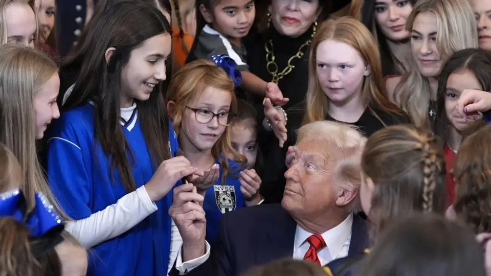 Donald Trump firma una orden ejecutiva que prohibe a los atletas transgenero participar en deportes femeninos