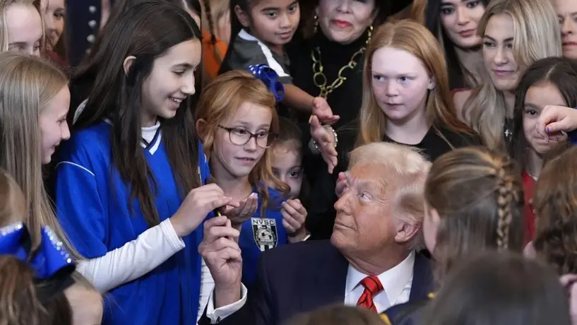 Donald Trump firma una orden ejecutiva que prohibe a los atletas transgenero participar en deportes femeninos