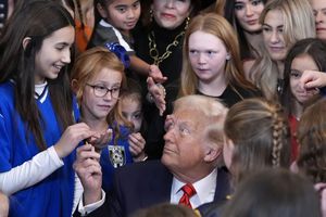 Donald Trump firma una orden ejecutiva que prohibe a los atletas transgenero participar en deportes femeninos