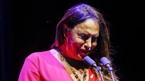 VIDEO: Karla Sofía Gascón entre lágrimas: “Siempre he luchado contra el lado oscuro”
