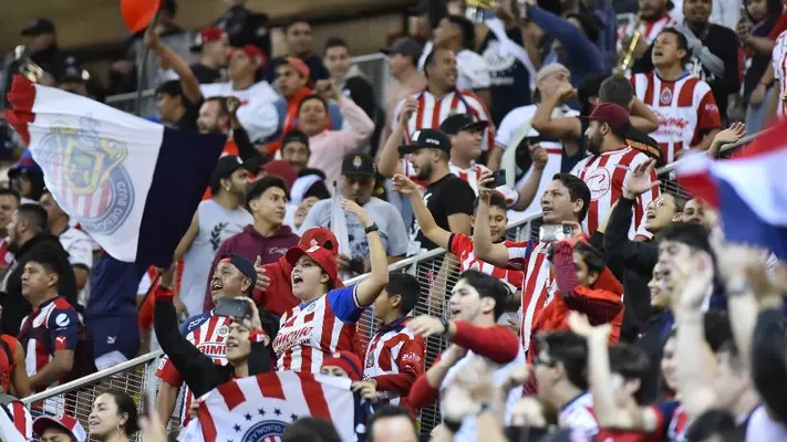 Afición de Chivas protesta a las afueras de Verde Valle: 'el equipo antes que sus intereses'