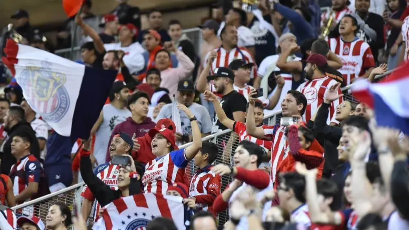 Afición de Chivas protesta a las afueras de Verde Valle: 'el equipo antes que sus intereses'