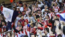Afición de Chivas protesta a las afueras de Verde Valle: 'el equipo antes que sus intereses'