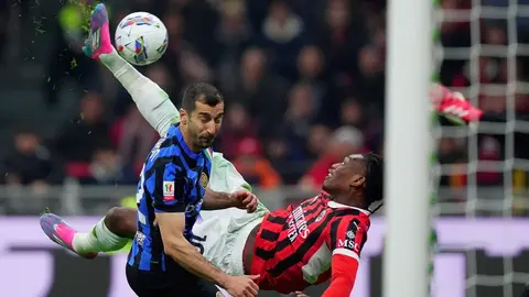 Santiago Giménez entró de cambio en empate entre AC Milan e Inter en Copa de Italia