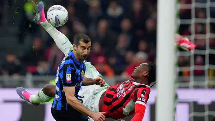 Santiago Giménez entró de cambio en empate entre AC Milan e Inter en Copa de Italia