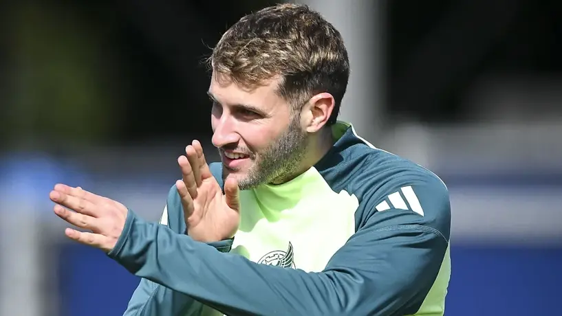 ¡Regalazo! Santiago Giménez obsequia sudadera a un aficionado por su cumpleaños