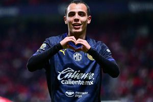 Chivas le pone nuevo apodo a Hugo Camberos por parecido con Vegeta