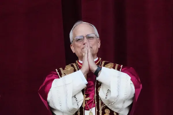Papa León XIV pide a sacerdotes "usar el cerebro y no depender de la inteligencia artificial" para sus homilías