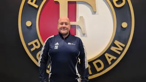 Enrique Alfaro, de Gobernador de Jalisco, a preparase con el Feyenoord para ser DT