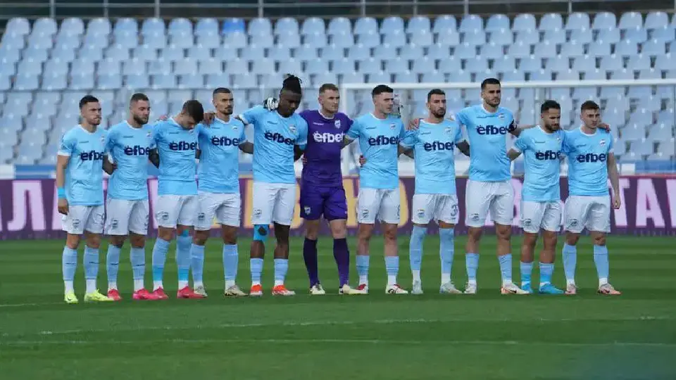 ¡Vaya oso! Partido en Bulgaria hace minuto de silencio por exjugador fallecido quien resultó seguir vivo
