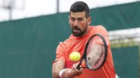Djokovic logra su primera victoria en arcilla este año al vencer a Fucsovics en Ginebra