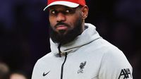 LeBron James luce indumentaria de Liverpool, equipo de la Premier League