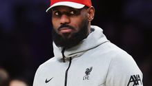 LeBron James luce indumentaria de Liverpool, equipo de la Premier League