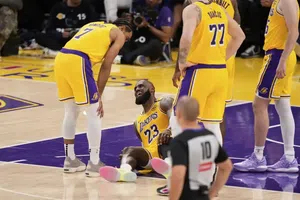 LeBron James se lesiona un ligamento de la rodilla en la derrota ante Wolves, según reportes