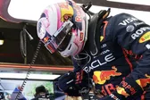 ¡Defienden a Checo Pérez! Aficionados revientan a Red Bull por ‘pésimo’ debut de Liam Lawson