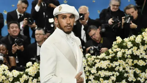 Lewis Hamilton brilla en la Met Gala 2025 con un traje lleno de simbolismo africano
