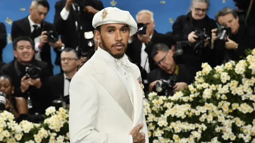 Lewis Hamilton brilla en la Met Gala 2025 con un traje lleno de simbolismo africano