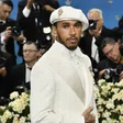 Lewis Hamilton brilla en la Met Gala 2025 con un traje lleno de simbolismo africano
