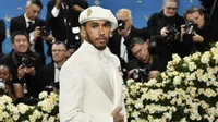 Lewis Hamilton brilla en la Met Gala 2025 con un traje lleno de simbolismo africano